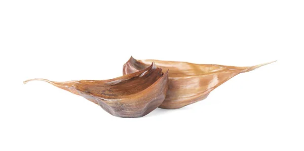 Chiodi di garofano non pelati di aglio nero invecchiato su sfondo bianco — Foto Stock