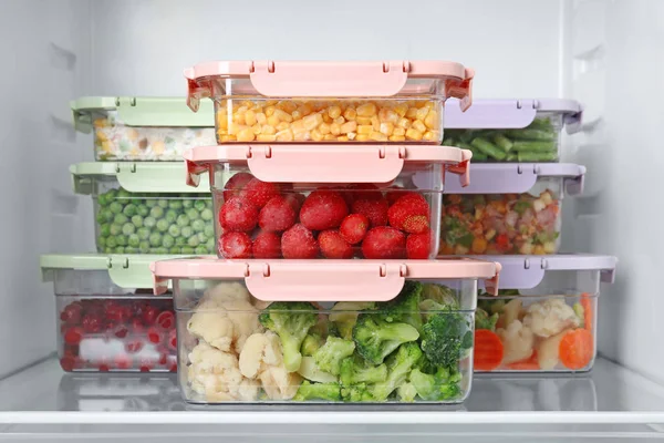 Caixas com diferentes produtos dentro da geladeira — Fotografia de Stock