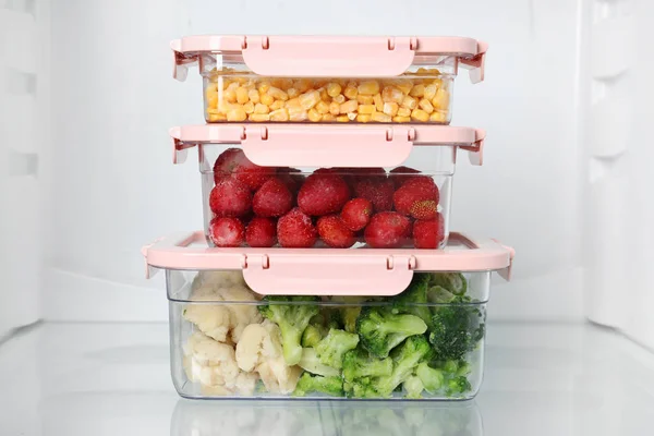 Cajas con diferentes productos dentro del refrigerador — Foto de Stock