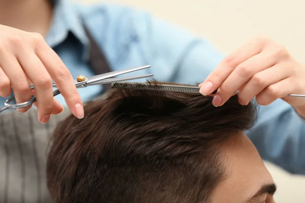 Friseur macht stilvolle Frisur mit professioneller Schere im Schönheitssalon, Nahaufnahme — Stockfoto