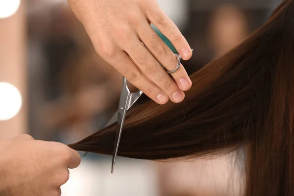 Barbeiro fazendo corte de cabelo elegante com tesoura profissional no salão de beleza, close-up — Fotografia de Stock