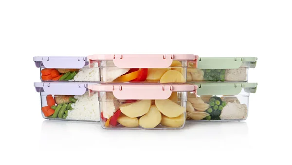 Plastic dozen met verse bereide maaltijd geïsoleerd op wit — Stockfoto