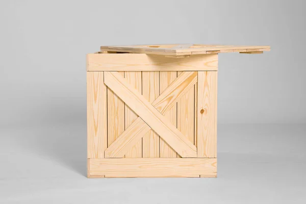 Один відкритий дерев'яний ящик на сірому фоні — стокове фото