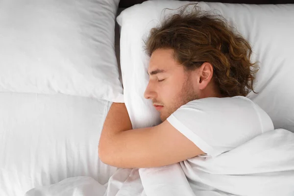 Vacker ung man sover på kudde, utsikt från ovan med utrymme för text. Sänggåendet — Stockfoto