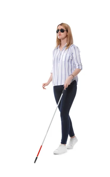 흰색 배경에 지팡이를 걷는 어두운 안경에 맹인 여자 — 스톡 사진