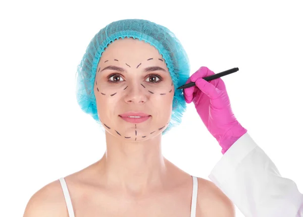 Doktor rysowanie znaków na kobiecej twarzy na białym tle. Chirurgia kosmetyczna — Zdjęcie stockowe
