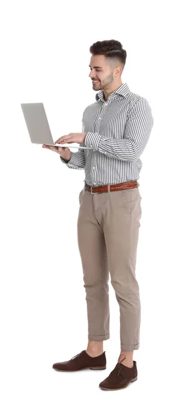 Hombre feliz con portátil sobre fondo blanco — Foto de Stock