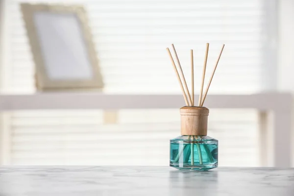 Aromatischer Schilfrohr-Lufterfrischer auf weißem Tisch zu Hause, Platz für Text — Stockfoto