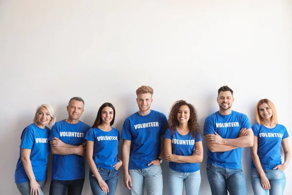 Equipo de voluntarios en uniforme sobre fondo claro — Foto de Stock