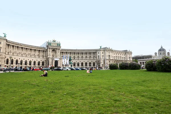 VIENA, AUSTRIA - 26 DE ABRIL DE 2019: Hermosa vista de Heldenplatz cerca del Palacio de Hofburg — Foto de Stock