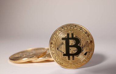 Işık arka planda parlak altın Bitcoins, metin için alan. Dijital para birimi