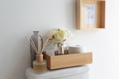 Beyaz duvara yakın dekor elemanları, ihtiyaçlar ve Tuvalet kabı. Banyo iç