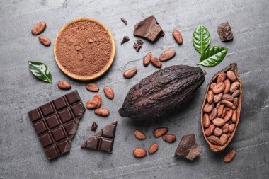 Gri masa üzerinde kakao bakla ve çikolata ile Düz yatıyordu kompozisyon