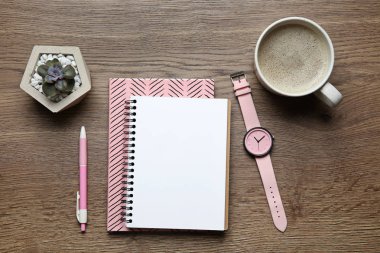 Ahşap masa üzerinde ofis kırtasiye ve kahve fincan ile Düz yatıyordu kompozisyon. Tasarım alanı