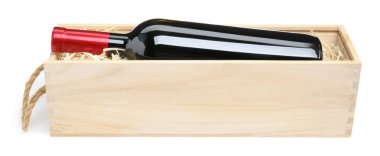 Beyaz izole şarap şişesi ile açık ahşap sandık