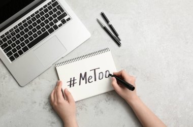 Gri masada not defterine Metoo hashtag'i yazan kadın, üst görünüm. Cinsel saldırıyı durdurun