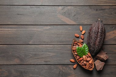 Ahşap masa üzerinde kakao bakla ve çikolata ile Düz yatıyordu kompozisyon