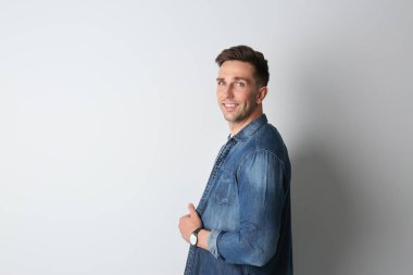 Açık arka plandaki yakışıklı adamın portresi. Metin için alan