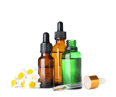 Bitkisel uçucu yağlar, papatya çiçekleri ve pipet beyaz izole Şişeler