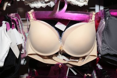 İç çamaşırı mağazasında askıüzerinde Bej güzel sütyen
