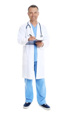 Tam uzunlukta portre deneyimli doktor beyaz arka planda üniforma. Tıbbi Servis