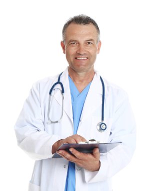 Beyaz arka planda üniformalı deneyimli Doktor portresi. Tıbbi Servis