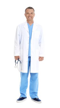 Tam uzunlukta portre deneyimli doktor beyaz arka planda üniforma. Tıbbi Servis