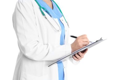 Beyaz arka plan üzerinde üniformalı panolu doktor, yakın çekim. Tıbbi hizmet