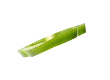 Beyaz arka plan üzerinde taze yeşil biber Halka