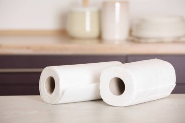 Mutfak tabloda rulo kağıt havlu