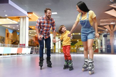 Paten pistinde mutlu aile vakit geçiriyor