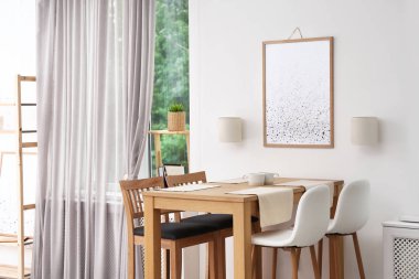 Ahşap yemek masası ile modern oda iç