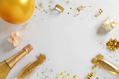 Çerçeve şampanya, altın glitter ve beyaz arka plan, üst görünüm metin için alan ile yapılan. Komik kutlama
