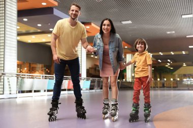 Paten pistinde mutlu aile vakit geçiriyor