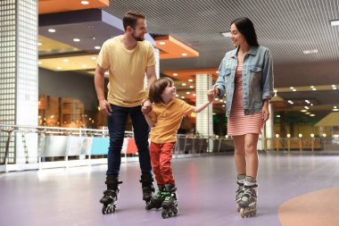 Paten pistinde mutlu aile vakit geçiriyor