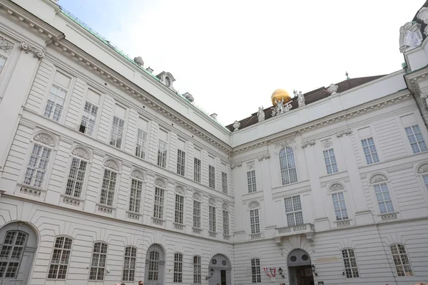 Wenen, Oostenrijk-26 april 2019: gerechts bibliotheek en Augustijner vleugel van Hofburg Paleis — Stockfoto