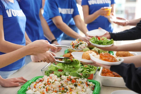 Voluntarios sirviendo comida a los pobres, primer plano — Foto de Stock