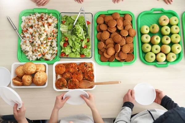 Mesa con comida preparada por voluntarios para pobres, vista superior — Foto de Stock