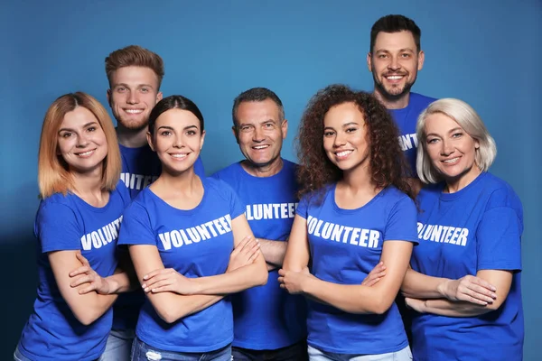 Equipo de voluntarios en uniforme sobre fondo azul — Foto de Stock