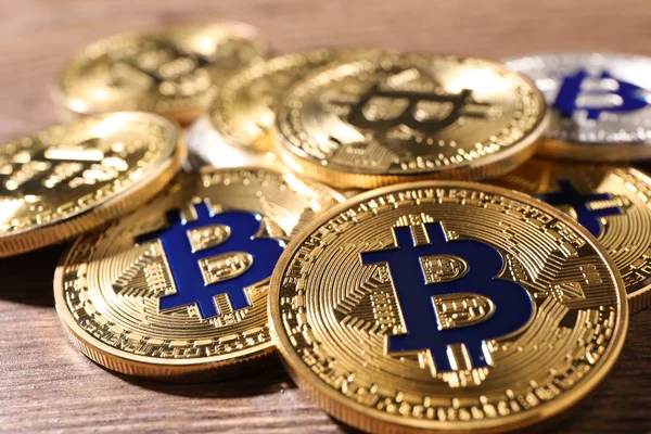 Glänzende Bitcoins auf Holzgrund, Nahaufnahme. Digitalwährung — Stockfoto