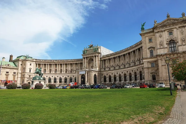 Wenen, Oostenrijk-26 april 2019: Heldenplatz in de buurt van Hofburg paleis met Eugene van Savoye standbeeld — Stockfoto