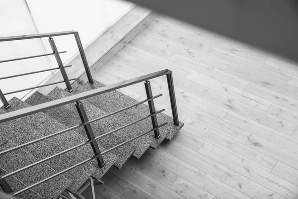 Escadas de pedra com corrimão de metal dentro de casa, vista através da câmera CCTV — Fotografia de Stock