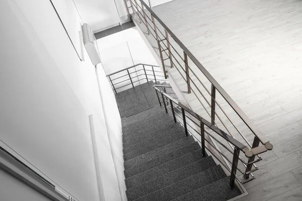 Kő lépcsők fém korlát, beltéri, Nézd át a Cctv kamera — Stock Fotó