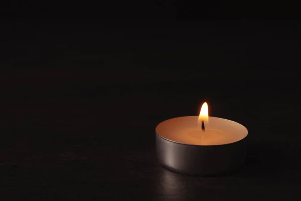 Płonąca świeca na ciemnym tle, miejsce na tekst. Symbol smutku — Zdjęcie stockowe