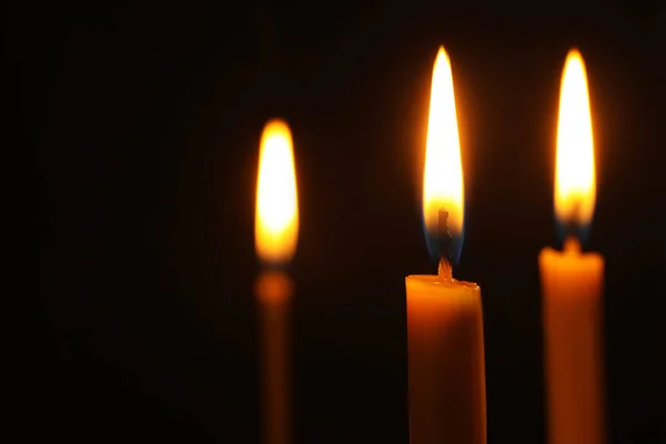 Brennende Kerzen auf dunklem Hintergrund, Platz für Text. Symbol der Trauer — Stockfoto
