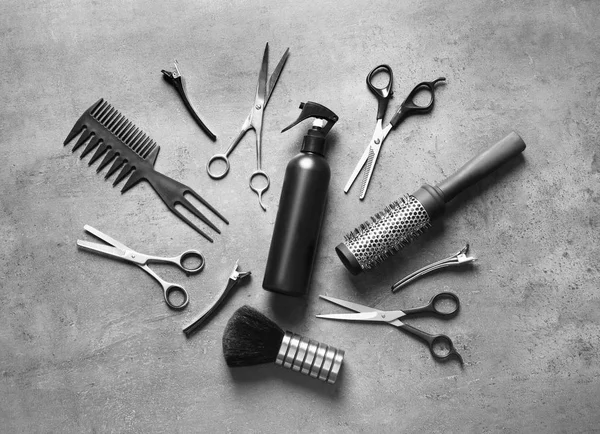 Flat lay composition with scissors and other hairdresser's accessories on grey background — Stock Photo, Image