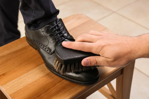 Adam ahşap tabure üzerinde müşteri Ayakkabı parlayan kapalı, kapatmak — Stok fotoğraf
