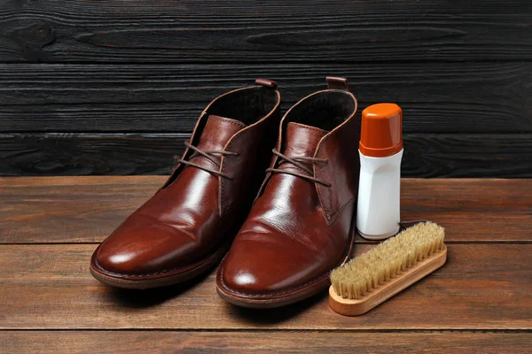 Lederen schoenen en Schoenpoets pakket op houten oppervlak — Stockfoto