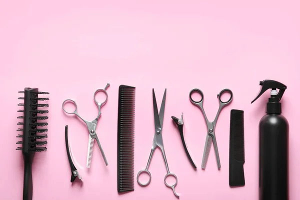 Schere und andere Friseuraccessoires auf rosa Hintergrund, flach gelegt. Raum für Text — Stockfoto