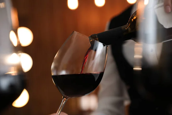 Σερβιτόρα ρίχνει κρασί σε γυαλί στο εστιατόριο, κοντινό πλάνο — Φωτογραφία Αρχείου